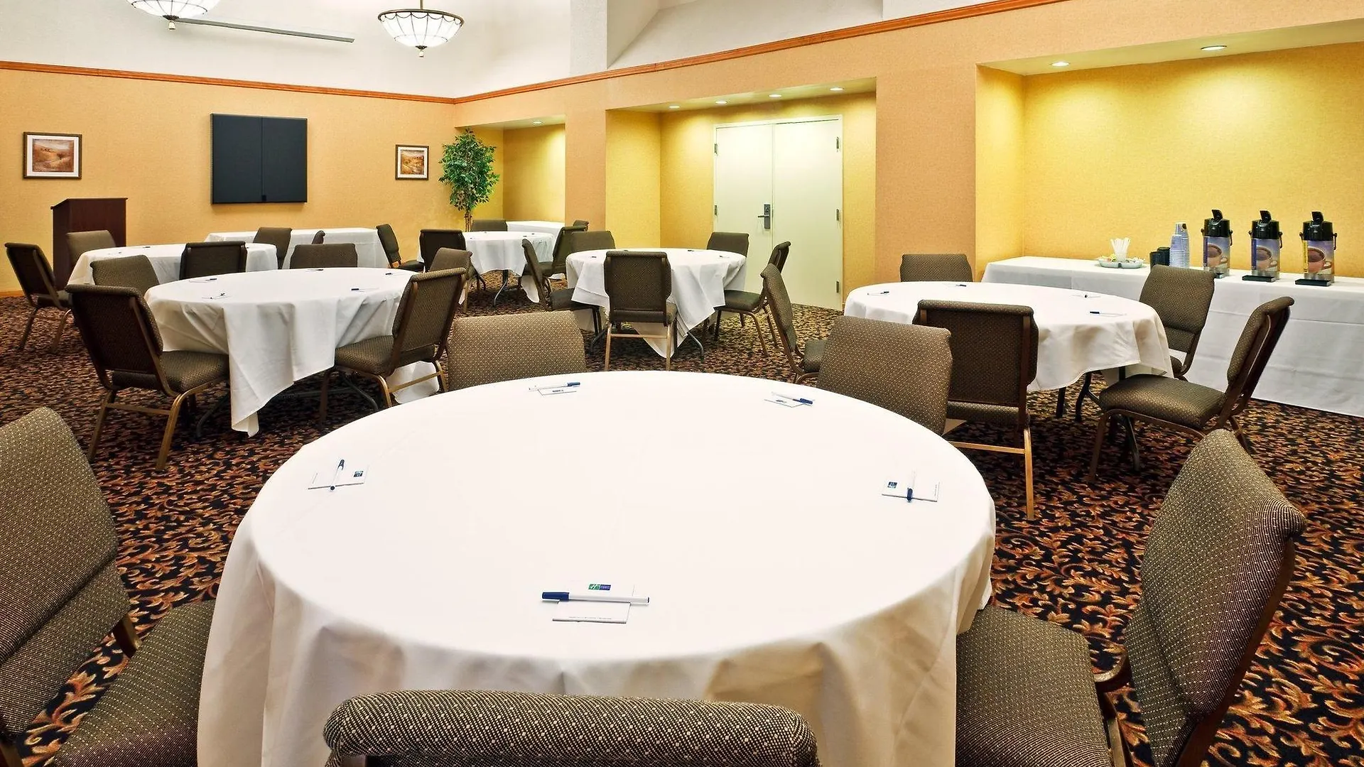 Holiday Inn Express Nashville Airport By Ihg 3*,